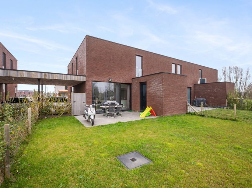 Deze halfopen woning is gelegen op 3 km van het centrum van Roeselare.&lt;br /&gt;
Op de gelijkvloerse verdieping is de indeling als volgt: inkomhal met gas