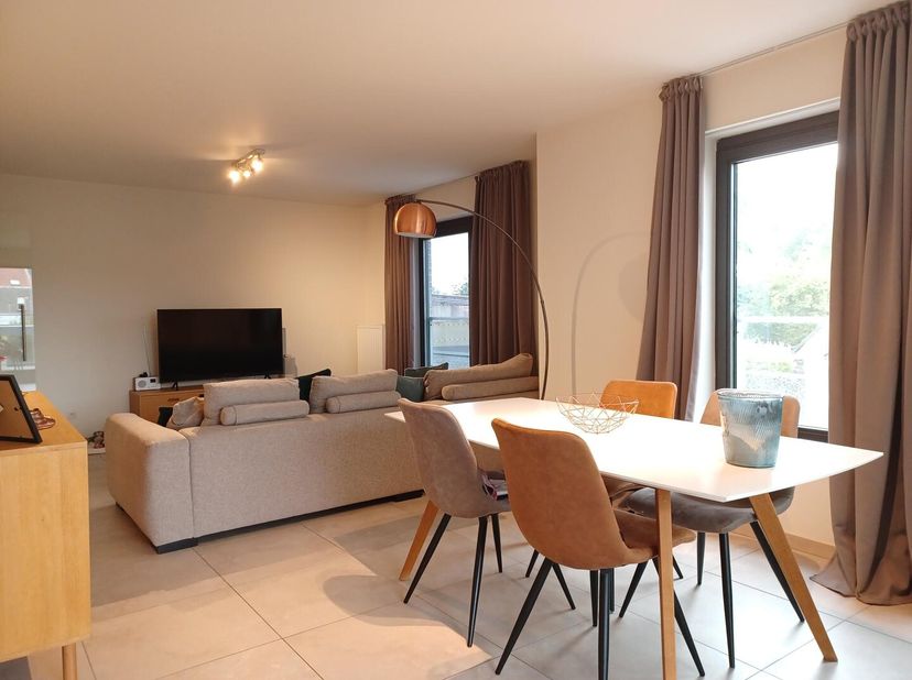 BEZOEKDAG - VRIJ 08/08 (NM) - ENKEL OP AFSPRAAK (053/89.99.66)&lt;br /&gt;
Instapklaar &amp; recent appartement met 2 slaapkamers en garage te huur op centrale