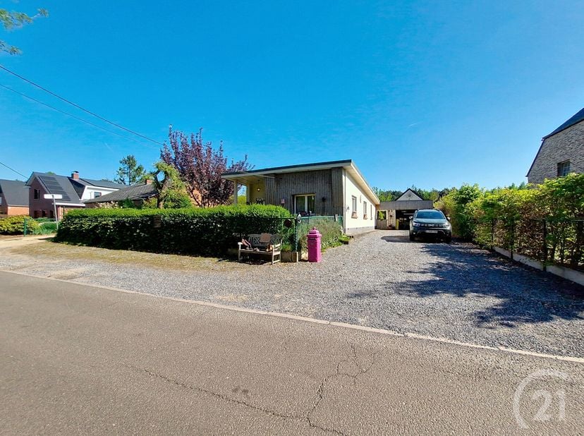 Mooie gerenoveerde woning te koop in Schriek!&lt;br /&gt;
Ontdek deze instapklare, gelijkvloerse woning van maar liefst 115 m².&lt;br /&gt;
De woning biedt een ze