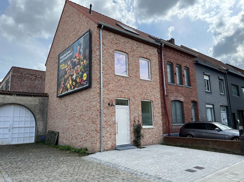 Zeer stijlvol en goed gelegen....&lt;br /&gt;
Op het gelijkvloers komen we binnen in de inkomhal met apart gastentoilet, die onmiddellijk uitgeeft op de lee