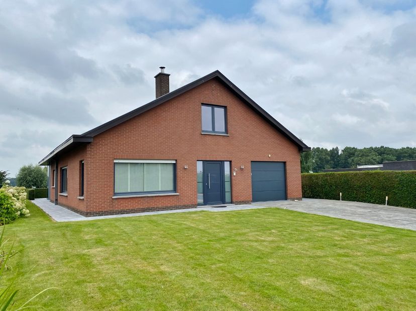 Deze woning omvat een gelijkvloerse verdieping met inkom, ruime lichtrijke leefruimte, halfopen ingerichte keuken met eetplaats, bergruimte, wasplaats
