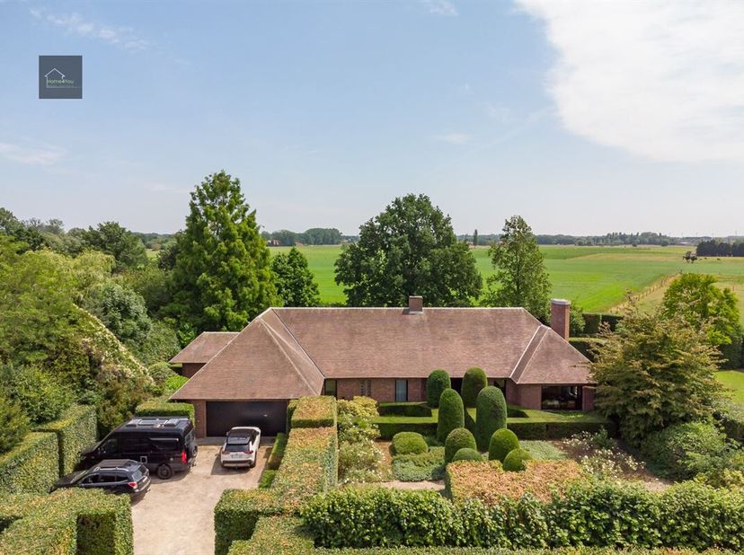 ONDER OPTIE - Fantastische villa met indrukwekkende vergezichten&lt;br /&gt;
Voor wie houdt van rust, privacy en toch dichtbij de stad wil zijn, bieden wij