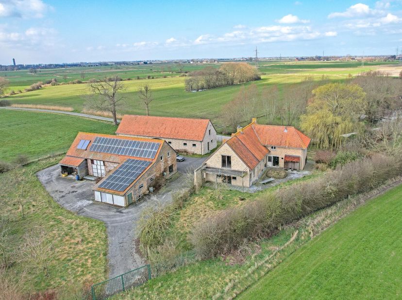 Uniek gelegen landhuis op 4334 m² gelegen te Diksmuide. De hoeve geschikt voor wonen, biedt tal van mogelijkheden en omvat 3 gebouwen.&lt;br /&gt;
Het woonh
