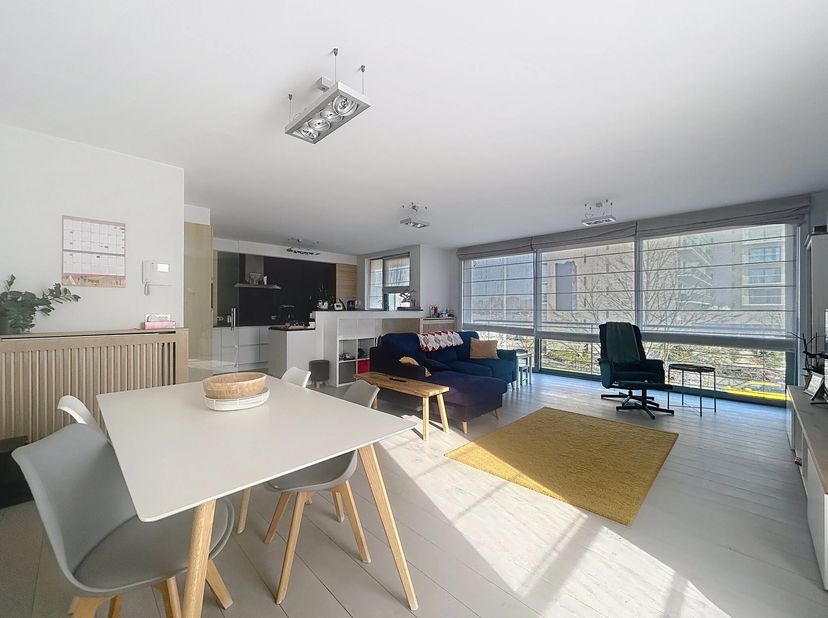 Bent u op zoek naar een ruim appartement in het centrum van Waregem? Dan is dit misschien iets voor u! Dit appartement is gelegen nabij belangrijke in