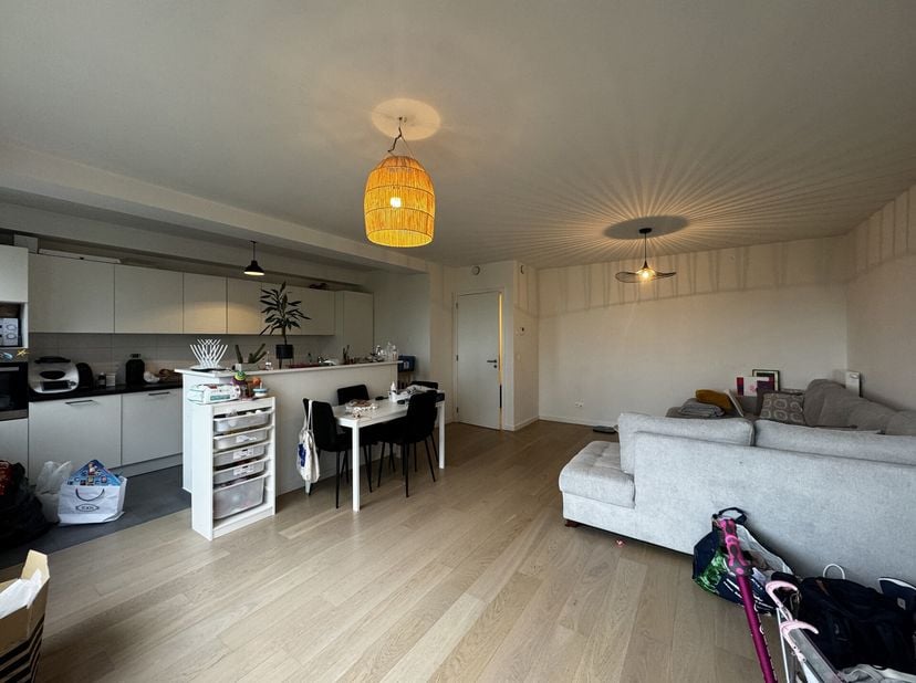 Ukkel, vlakbij het Parc de la Sauvagère, in een recent gebouw, bieden we een lichte flat van 95m² te huur aan. Gelegen op de 2e verdieping met lift, b