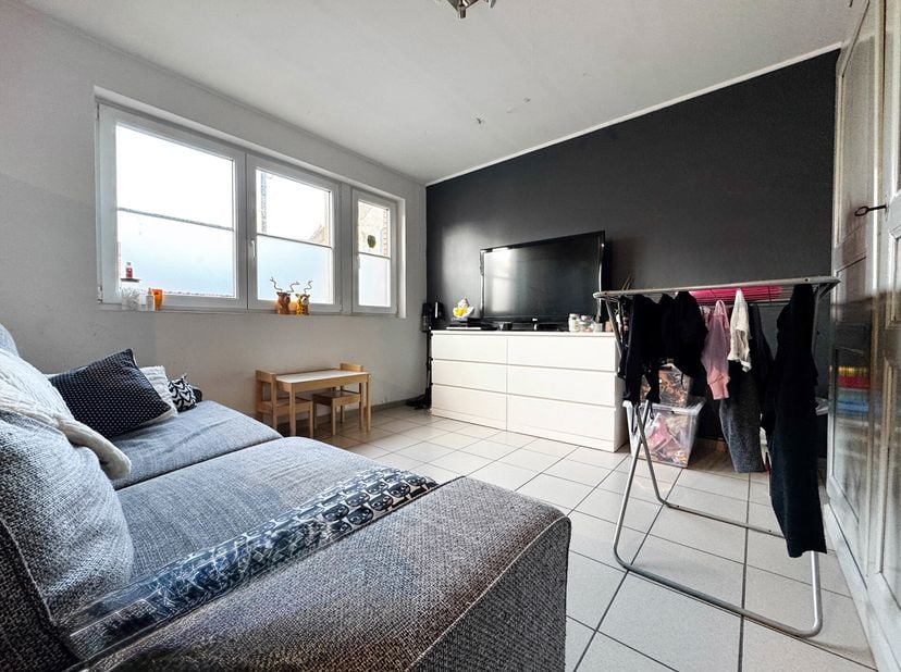 Idéalement situé sur la place du village de Kain, au rez-de-chaussée d&#039;une petite copropriété de 6 lots rénovée en 2006, ce bel appartement 2 chambres