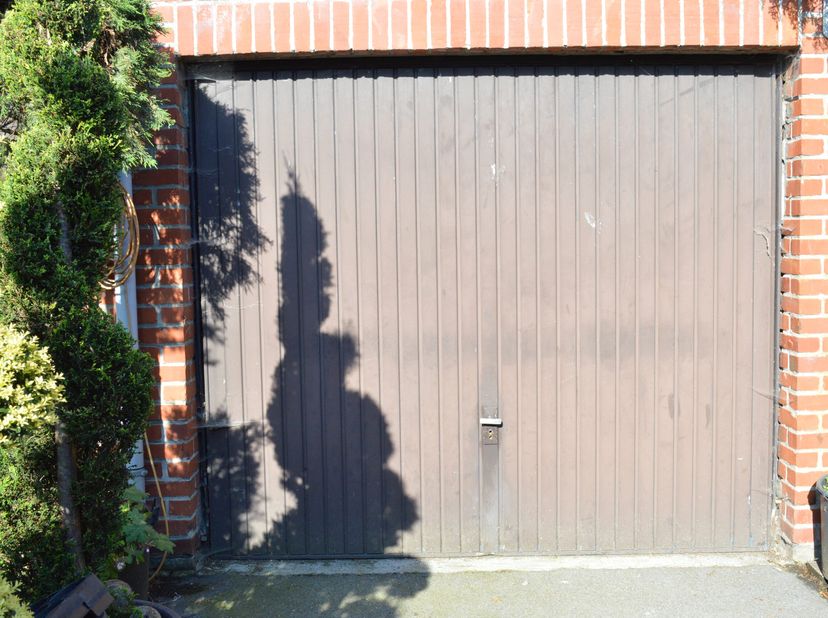Garage te koop in de Meenseweg te Ieper. De oppervlakte van de garage bedraagt 23 m². &lt;br /&gt;
Afmetingen poort: 242 cm breed, 213 cm hoog&lt;br /&gt;
Afmetin