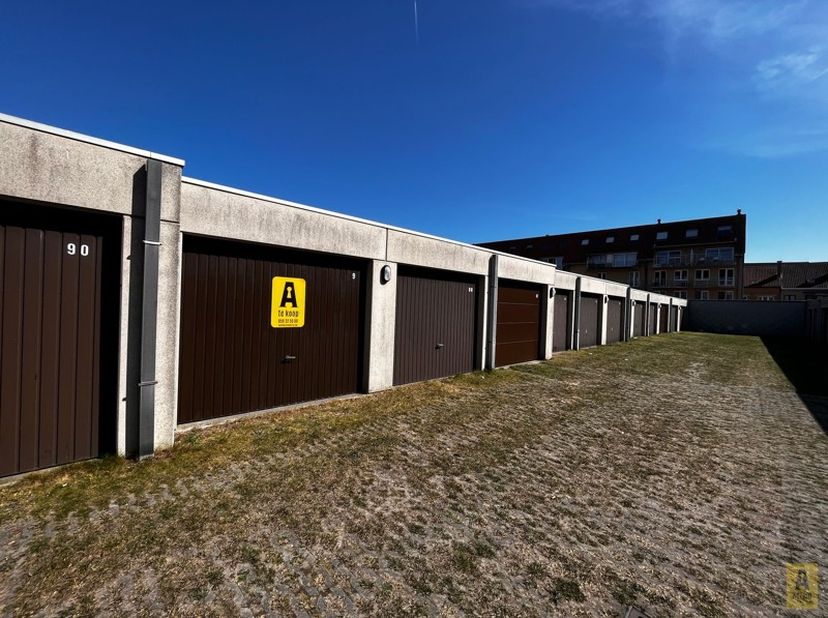 Gelijkvloerse garagebox gelegen in een garagecomplex in het centrum van Bredene-Duinen.  afmetingen 2,90m * 5,75m
