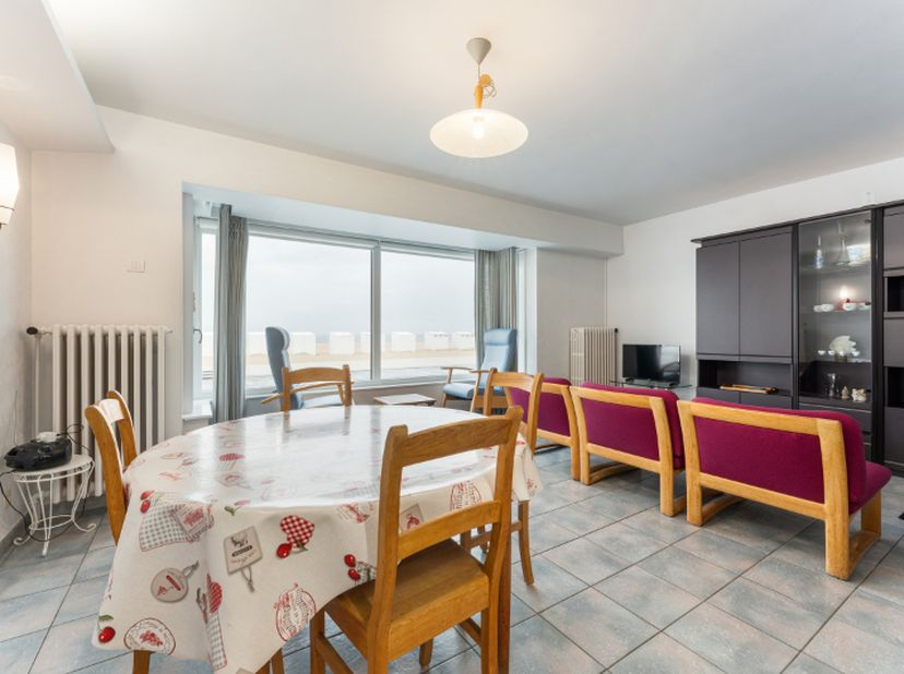 Bienvenue dans ce superbe appartement, idéalement situé sur la digue de la pittoresque village de St-Idesbald. Cette résidence magnifiquement située o