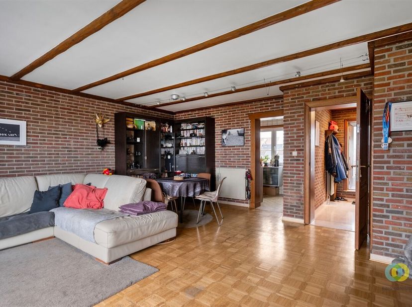 Ce charmant penthouse est situé dans une rue calme, à une courte distance du centre de Neder-Over-Heembeek. L&#039;appartement est situé au dernier étage d