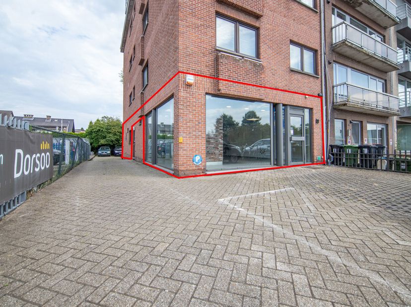 Commercieel gelijkvloers te Aartselaar.&lt;br /&gt;
Deze handelsruimte met parkeergelegenheid -&amp;gt; plaats voor zes wagens op eigen perceel heeft volgende i