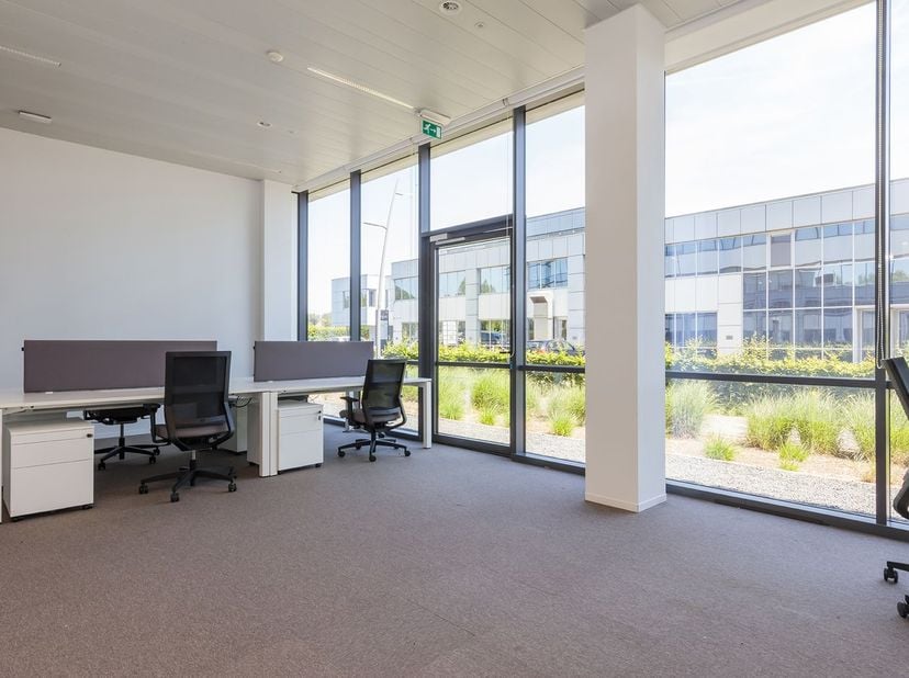 Fenomenaal gelegen kantoorruimte van 104 m² (20 werkplaatsen) te huur, langs én met visibiliteit van de E40 te Aalst. De high-end kantoren zijn all in