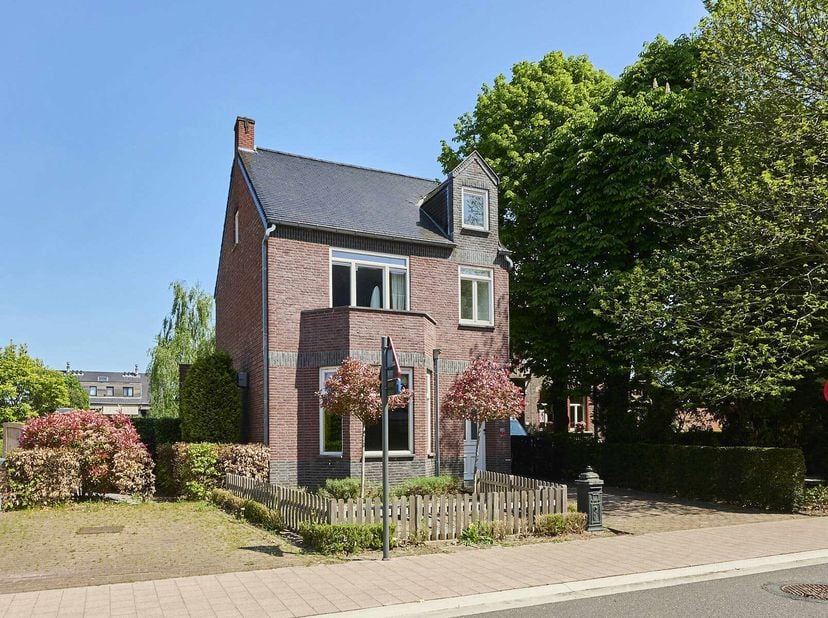 Deze karaktervolle vrijstaande woning vinden we terug op wandelafstand van Neerpelt centrum.&lt;br /&gt;
De woning heeft een bewoonbare oppervlakte van 208m