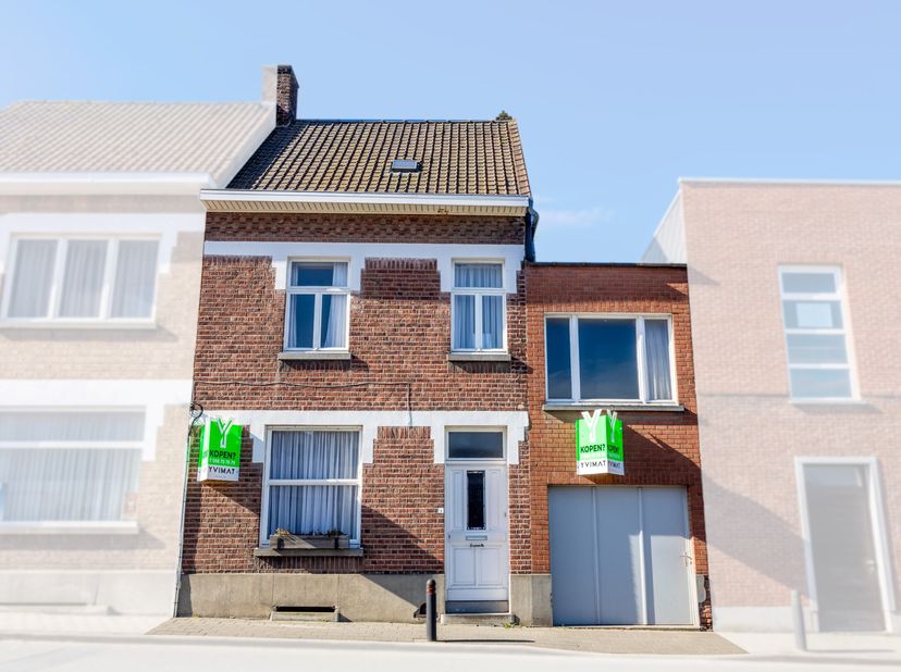 Op zoek naar een renovatieproject in het hartje van Zwevegem? Deze woning biedt heel wat potentieel om een ware parel te creëren.  De huidige indeling