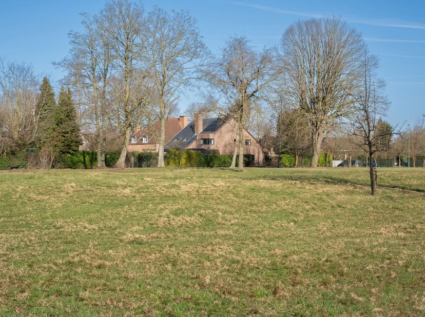 Terrain de construction exclusif de pas moins de 11are88 ca avec une orientation parfaite (sud-ouest).  Libre de tout entrepreneur et architecte.À deu