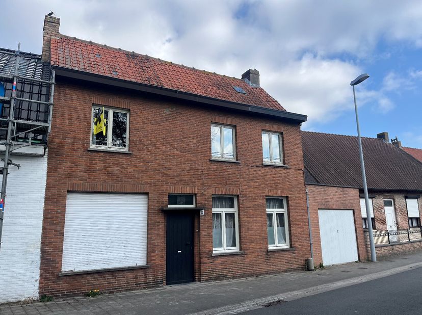 Deze woonst biedt veel potentieel door zijn ruimte maar vraagt een grondige renovatie.&lt;br /&gt;
Ze is zeer leuk gelegen in een rustige straat doch vlakbi