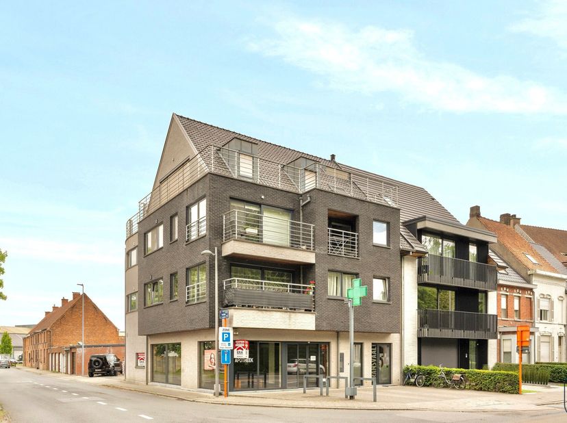 TOPGELEGEN HANDELSPAND met STUDIO. Gelijkvloerse handelsruimte in de straat van de KLINIEK (vroegere apotheek), met achterliggende studio met stadstui