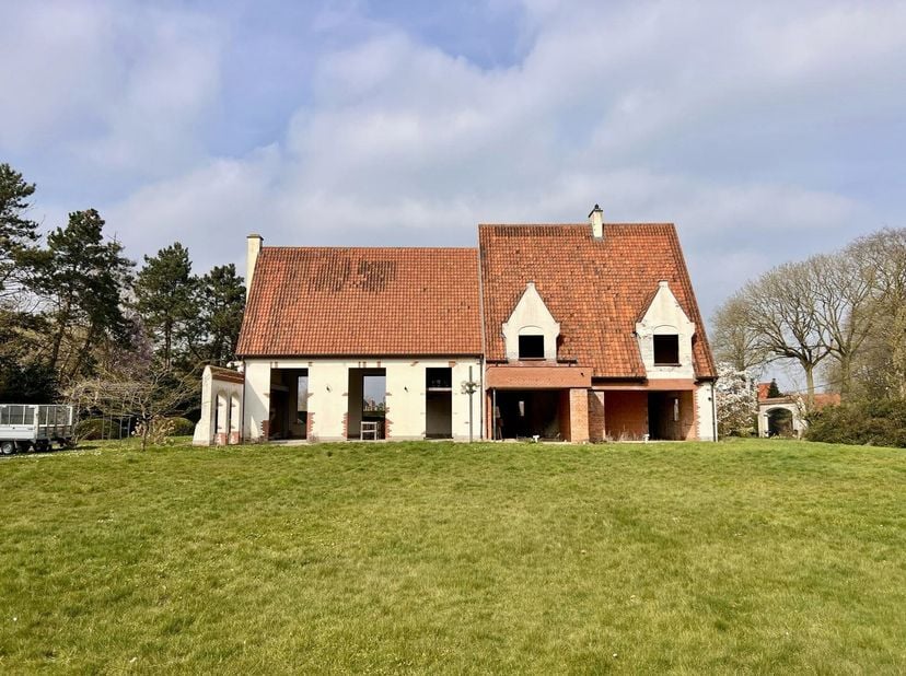 TOPGELEGEN casco-VILLA genietend van een TOPLOCATIE omgeven door GROEN, alle RUST en PRIVACY. UNIEKE KANS: mooie grote TUIN, aangelegde OPRIJLAAN in k