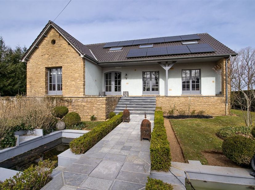 W Immobilière vous propose une splendide villa avec garage et jardin sur un terrain de plus de 15 ares dans le village de Sainte-Marie (Etalle). Le bi