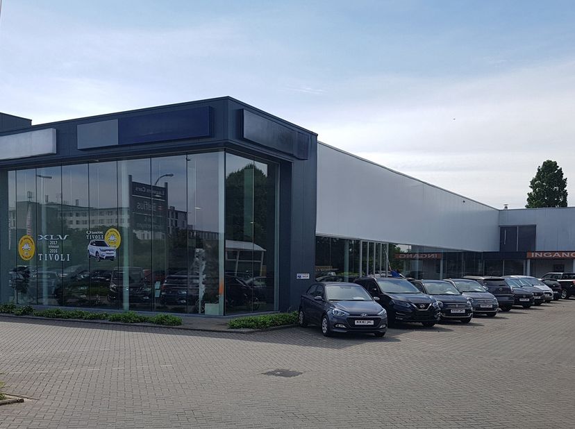 Showroom van 700m² te huur op zichtlocatie.&lt;br /&gt;
Het is volledig instap klaar en gelegen op een super locatie langsheen de ring van Turnhout.