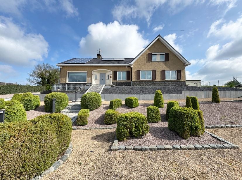 Prijkend op een prachtig domein van net geen 1,5 hectare, vind je deze uitzonderlijke eigendom terug. Deze instapklare villa combineert pure luxe met