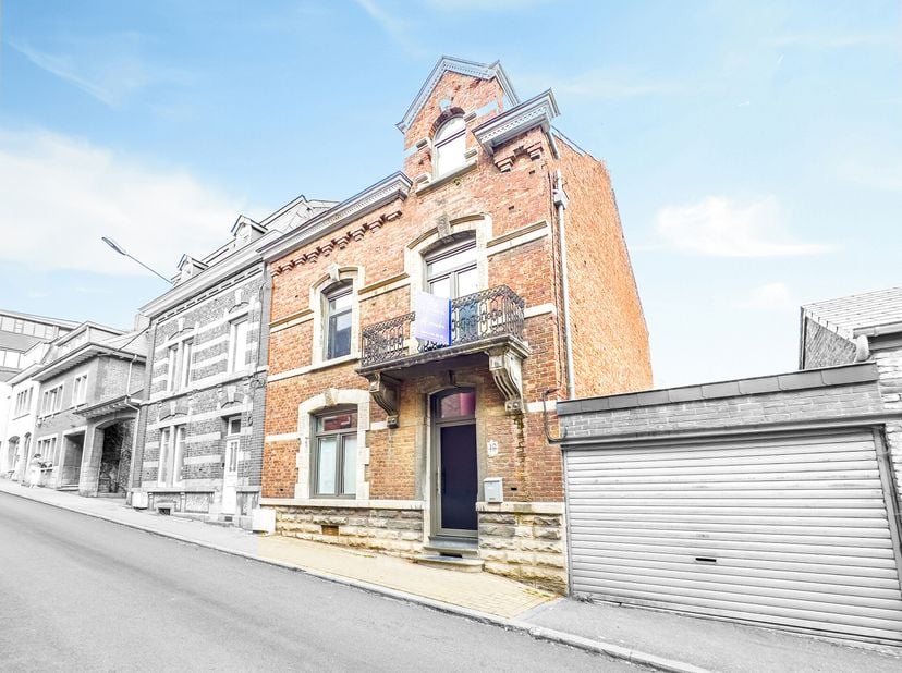 Nichée au cur de la charmante ville touristique de Rochefort, cette superbe maison de ville entièrement rénovée séduira les amateurs de volumes, de co
