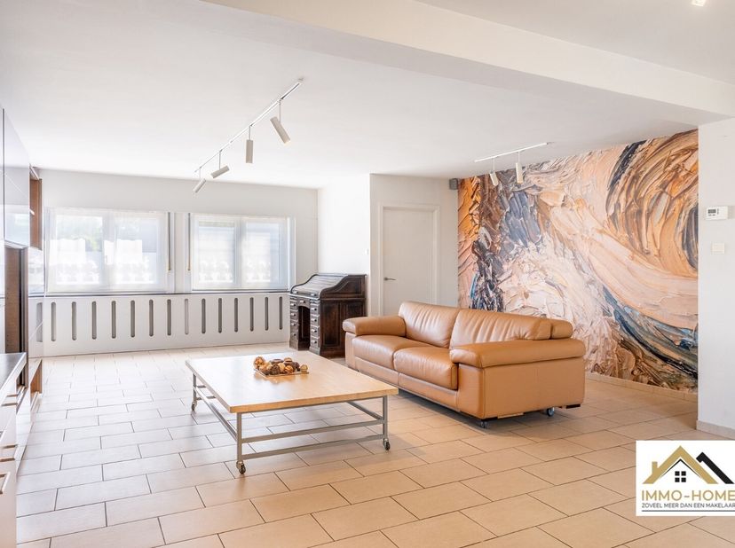 Deze licht op te frissen woning ontvangt je in een compacte inkomhal, die je verder brengt tot in de riante leefruimte met open keuken. De diverse raa