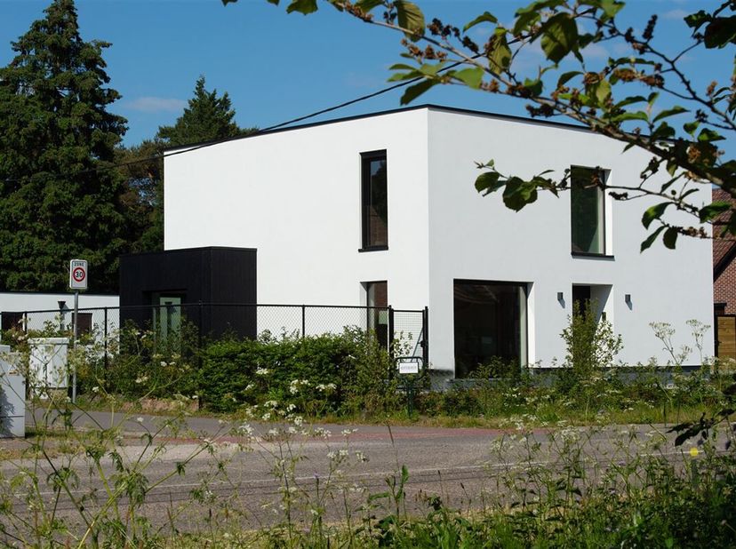Lichtrijk en stijlvol wonen in energiezuinige villa!&lt;br /&gt;
Dit eigendom, gelegen op een boogscheut van het dorp Zoersel, is volledig heropgebouwd, ger