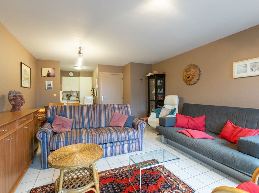 Blankenberge: Instapklaar, doorlopend appartement met 1 slaapkamer en 2 terrassen aan achterkant Zeedijk! Op de 4e verdieping van de aangename residen