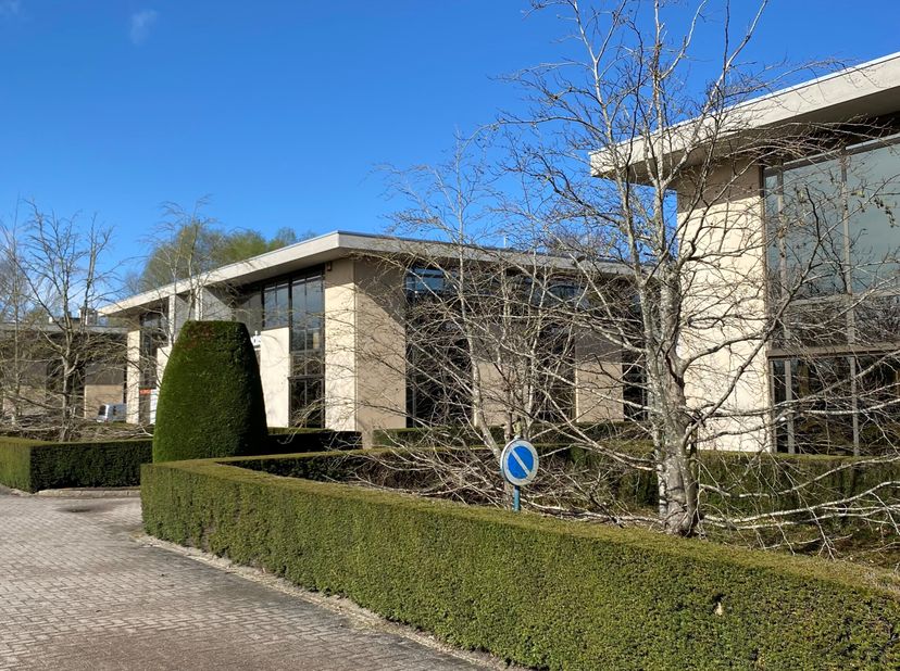 Dit kantorenpark (Latem Business Park) bestaat uit 4 kantoorgebouwen en ligt op een uitstekende locatie die zowel een vlotte bereikbaarheid als een ho