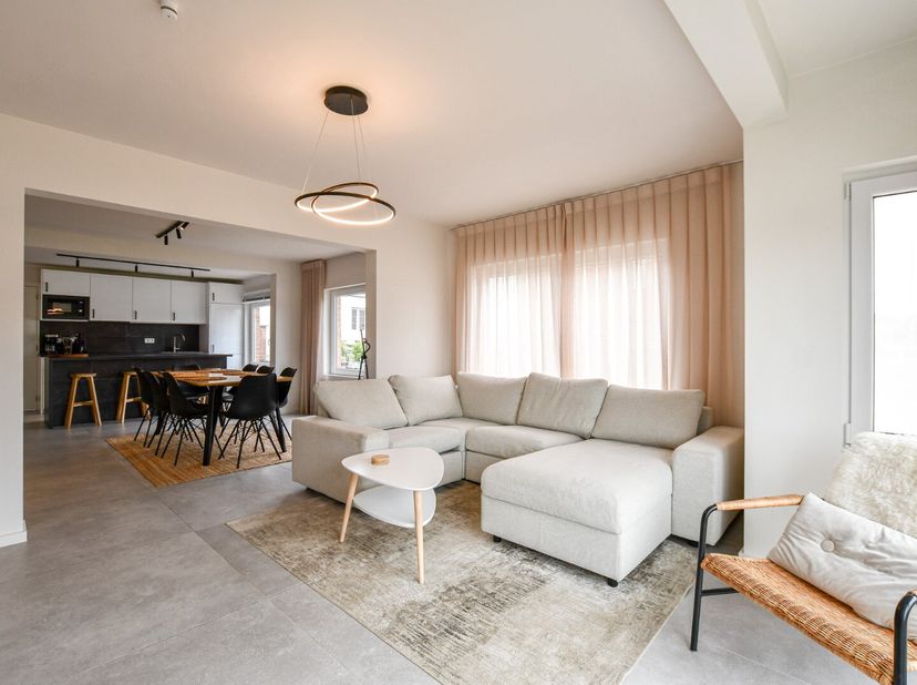 Op een steenworp van de duinen en het centrum van Wenduine bevindt zich deze prachtig vernieuwde halfopen woning, ideaal voor wie op zoek is naar hede