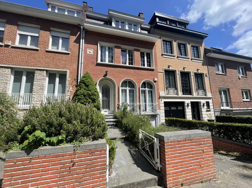 WOLUWE-SAINT-PIERRE, entre le parc de Woluwé et la Place Dumon (Metro Stockel). Charmante MAISON (5ch+bur/2sdb) agrémentée d&#039;un beau jardin. Elle comp