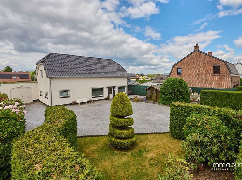 Instapklare woning met 3 slaapkamers, grote garage en mogelijkheid tot beroep aan huis. De woning is gelegen langs de verbindingsweg Nederland - Kauli