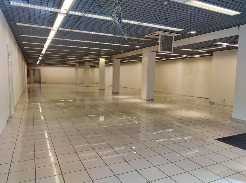 Bien professionnel à louer
                    à 2400 Mol