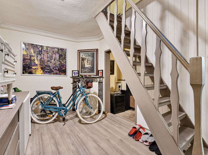 Woning in de rij klaar om te bewonen zoekt nieuwe eigenaars!&lt;br /&gt;
Indeling:&lt;br /&gt;
*Gelijkvloers: inkomhal, leefruimte, keuken, badkamer met toilet en