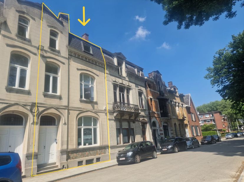Au sein d’un très bel immeuble récemment rénové dans un style mêlant modernité et élégance, trois bureaux (sur quatre) sont actuellement disponibles à