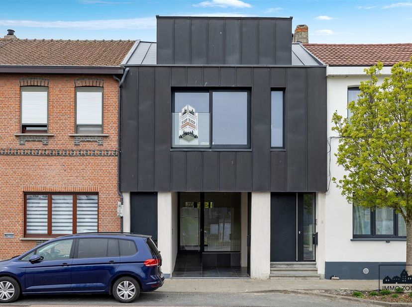Wenst u als zelfstandige uw activiteit &amp; woonst graag bij elkaar of eerder op zoek naar een investering? Dit licht op te frissen pand te Statieplaats