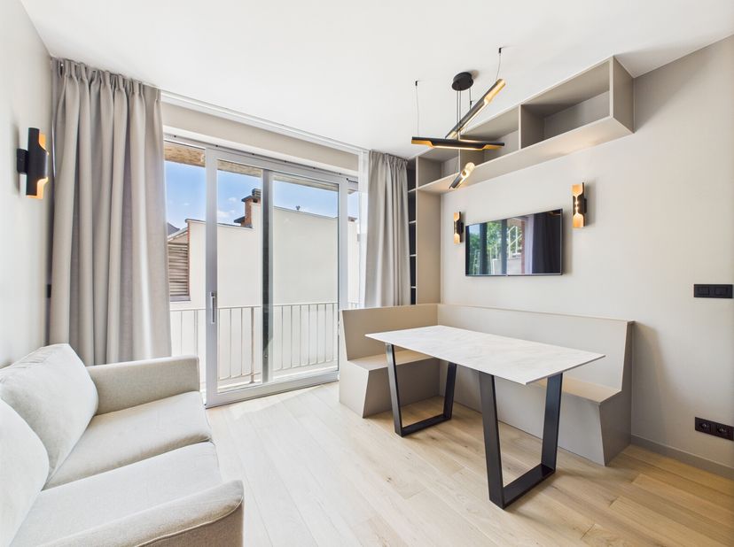 Saint-Gilles - Place Stéphanie - Louise | Magnifique studio rénové par architecte&lt;br /&gt;
Le studio se compose d&#039;un hall d&#039;entrée, salle de douche avec