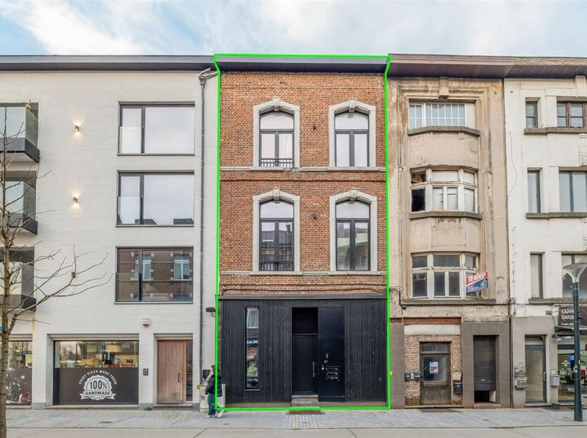 Unieke investeringskans in het hart van Sint-Truiden: Volledige Nieuwbouwrenovatie  &lt;br /&gt;
Ontdek deze buitengewone nieuwbouwopbrengsteigendom in het