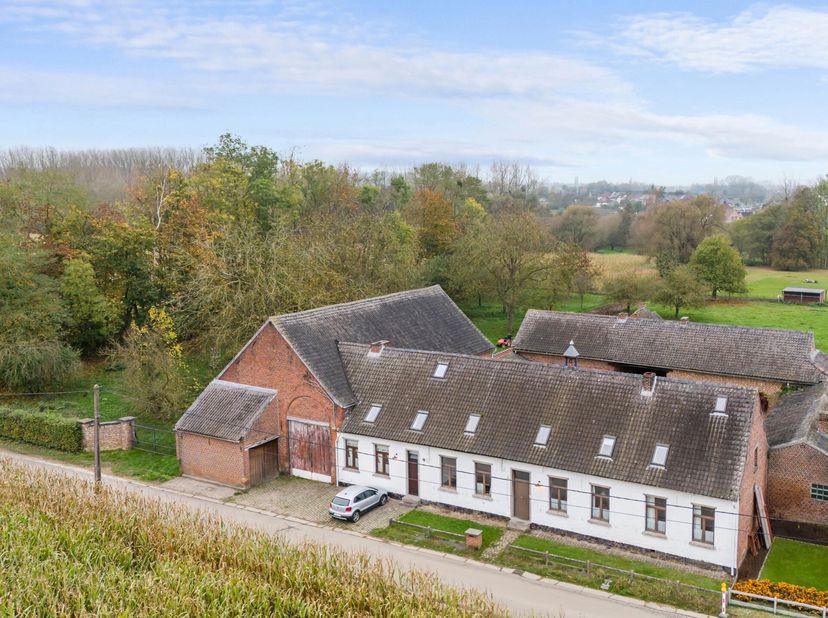 Nous avons le plaisir de vous proposer cette belle ferme carrée authentique sur 3ha 66a. Le bâtiment principal est plein de charme, grâce à la conserv