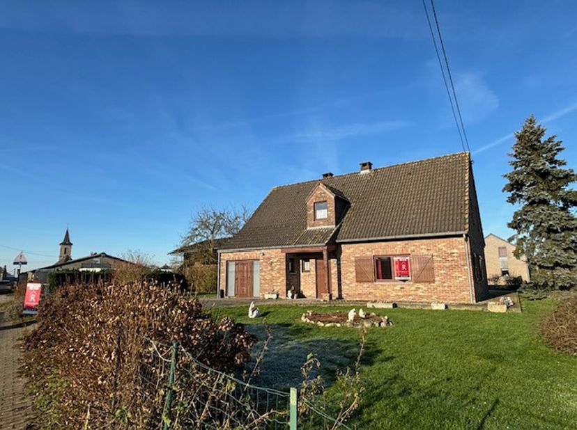 In Lisogne, een aangenaam klein Ardens dorpje gelegen op de hoogten op 6 km van Dinant, bieden wij u deze aangename traditionele villa uit 1989 aan op