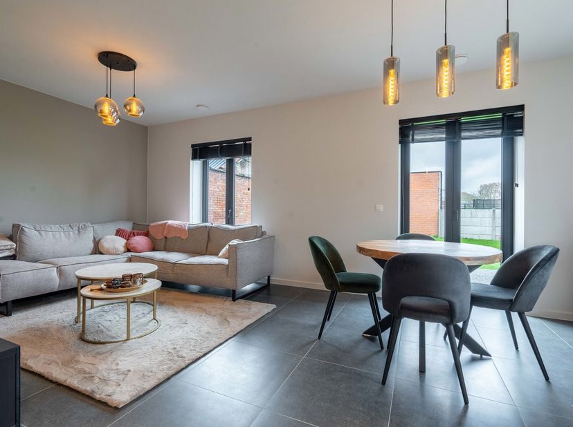 Prachtige energiezuinige nieuwbouwwoning van 2023 te koop op een perceel van 2 are 43!&lt;br /&gt;
Je komt de woning binnen in de ruime inkomhal met apart g