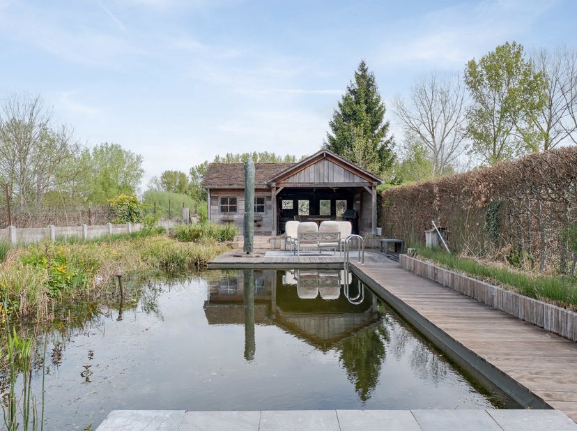 Deze eigentijdse woning, op een perceel van 1025m², heeft een vlotte verbinding met diverse invalswegen. In de nabijheid tref je restaurants, winkels,