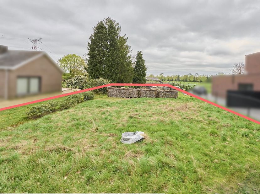 BOUWGROND VAN 10a42ca MET EEN BREEDTE VAN 20 METER MOGELIJKS VOOR 2 HALF-OPEN WONINGEN.&lt;br /&gt;
De grond telt een oppervlakte van 10a 42ca en is gelegen