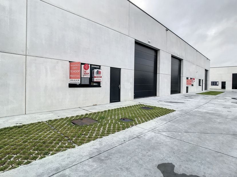 Nieuwbouw KMO unit van ca. 220 m² te koop in Waregem. Het KMO park is gelegen op een toplocatie aan de Kortrijkseweg tussen Kortrijk en Waregem en is