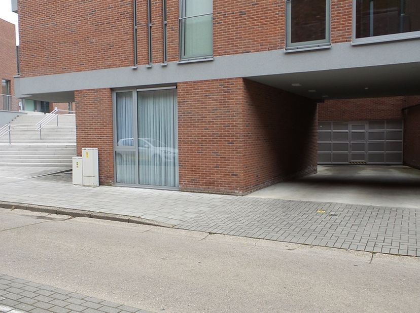 Ondergrondse autostaanplaats in het centrum, vlakbij Marktplein.&lt;br /&gt;
&lt;br /&gt;
Nummer 50 =  huurprijs = 75,02€/maand&lt;br /&gt;
&lt;br /&gt;
Beschikbaar vanaf 01.