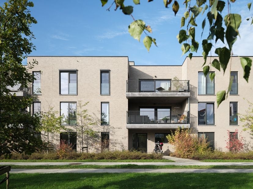 Energiezuinig gelijkvloers appartement met aangename buitenruimte en 2 slaapkamers.&lt;br /&gt;
&lt;br /&gt;
Voor meer informatie, mail naar info@carloeggermont.b