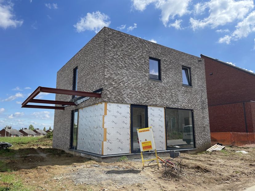 Stijlvolle, nieuwe gezinswoning op een zalig zuid-georiënteerd perceel van een dikke 4are in het rustige en groene Hoeselt. Deze open bebouwing heeft