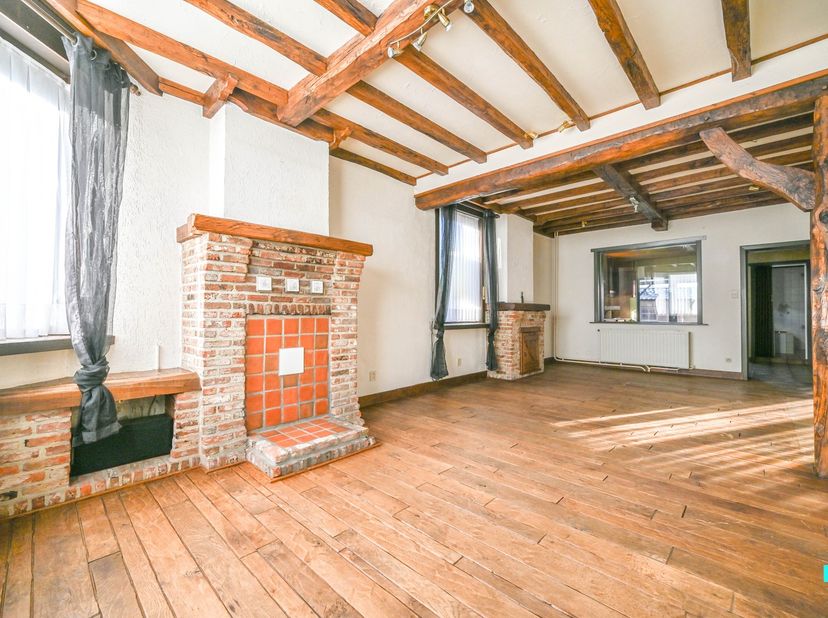 Deze charmante halfopen bebouwing, gelegen op een perceel van 146 m² en met een bewoonbare oppervlakte van 132 m² (volgens EPC-attest), biedt enorm ve
