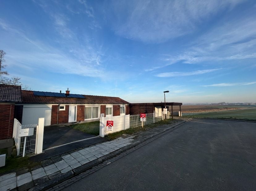 Bungalow accueillant avec une vue imprenable à Wervik  Bienvenue dans ce charmant bungalow, idéal pour ceux qui recherchent espace et tranquillité ! L